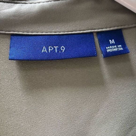 NWT Apt 9 woman’s silky cargo utility blouse size M - Picture 3 of 5